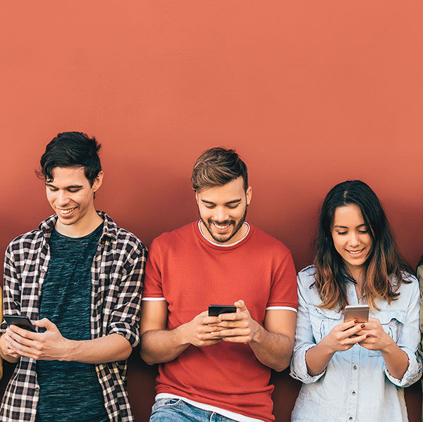 Services en ligne, jeunes avec t&eacute;l&eacute;phone