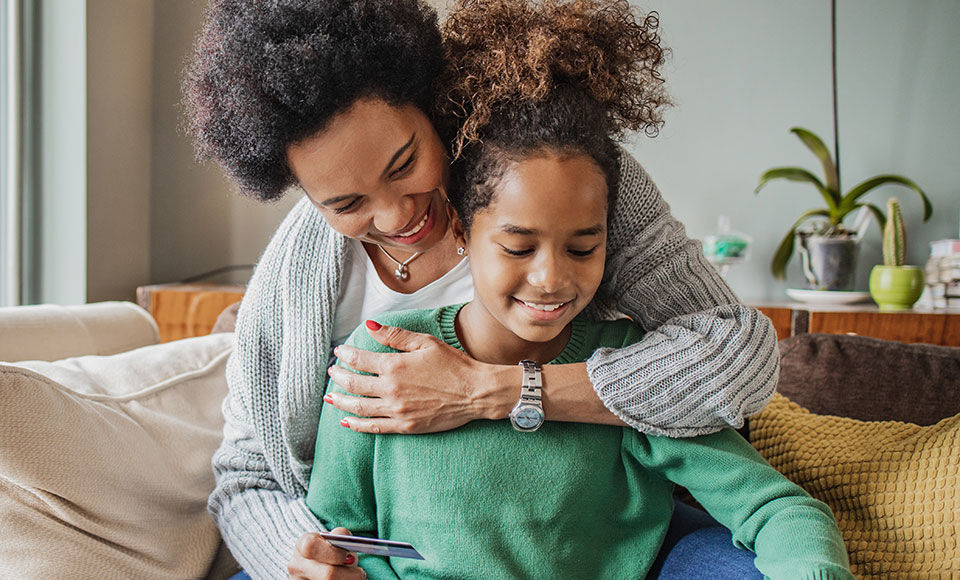 carte bancaire, maman et sa fille avec une carte bancaire