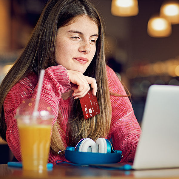 Jeune fille en train de payer
