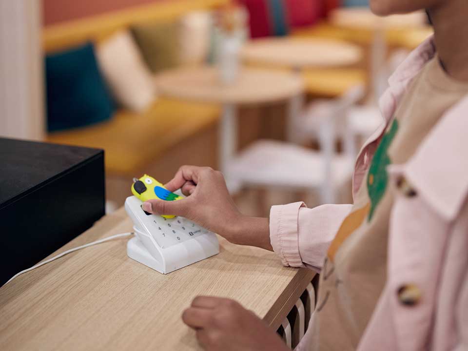 Jeune fille payant avec son walkie