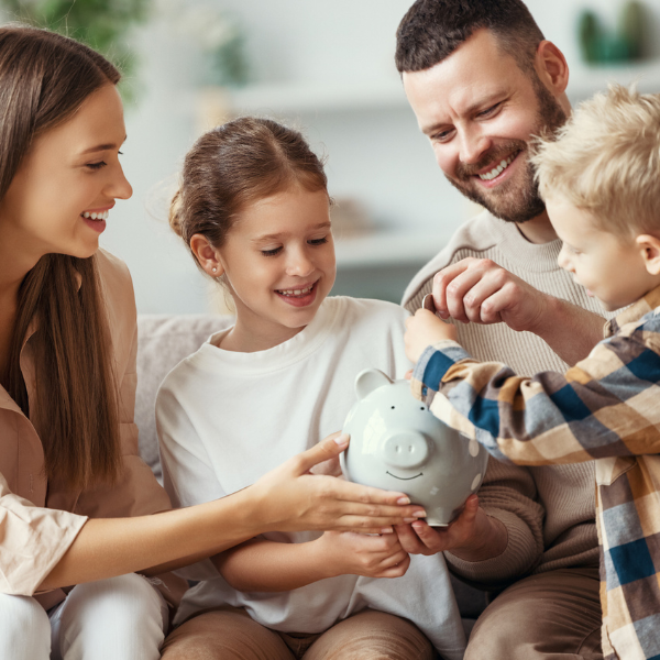 Famille qui épargne son argent pour préparer son avenir grâce à la caisse d'épargne.