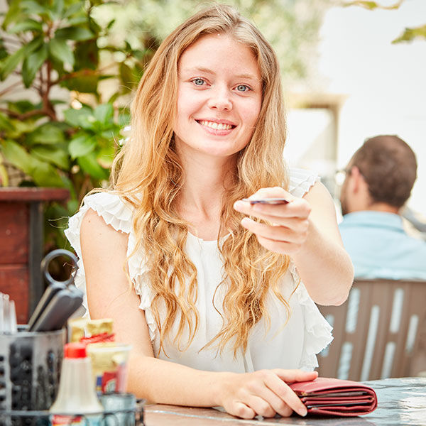 Jeune femme paie avec CB