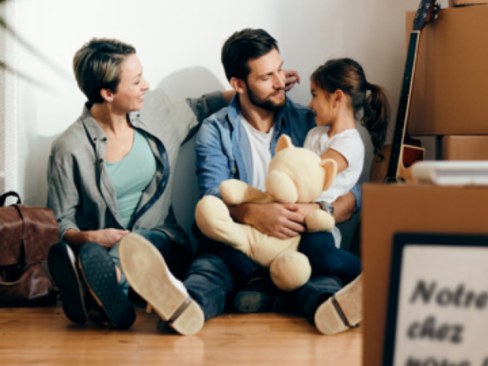 un couple avec un enfant assis dans un appartement