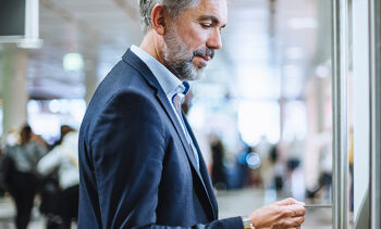 homme consultant son téléphone