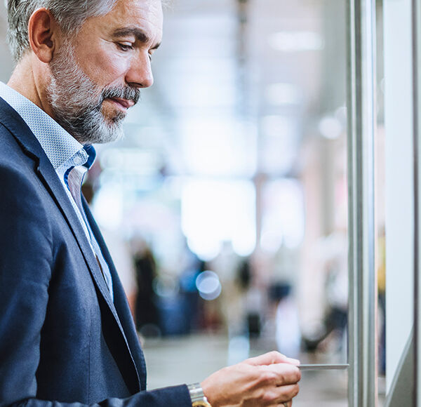 homme consultant son téléphone