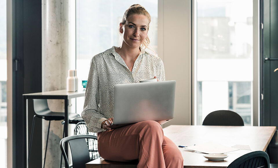 femme sur son ordinateur en entreprise