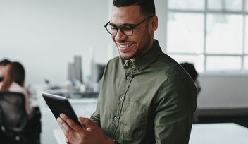 Jeune homme consultant sa tablette