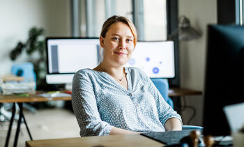 jeune femme à son poste de travail