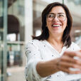 femme souriante au bureau