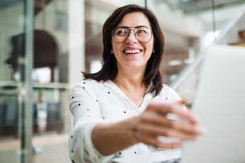 femme souriante au bureau