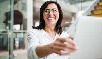 femme souriante au bureau