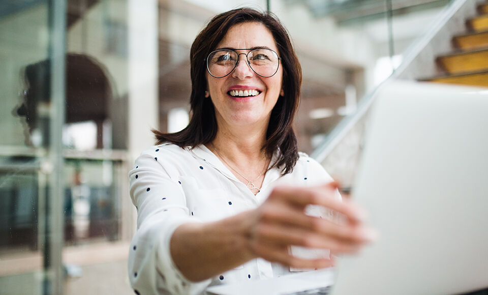 femme souriante au bureau
