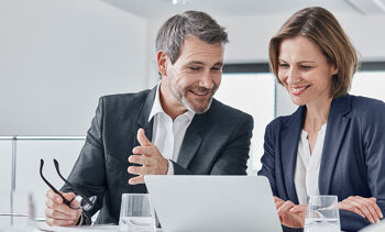 Deux professionnels sur un ordinateur