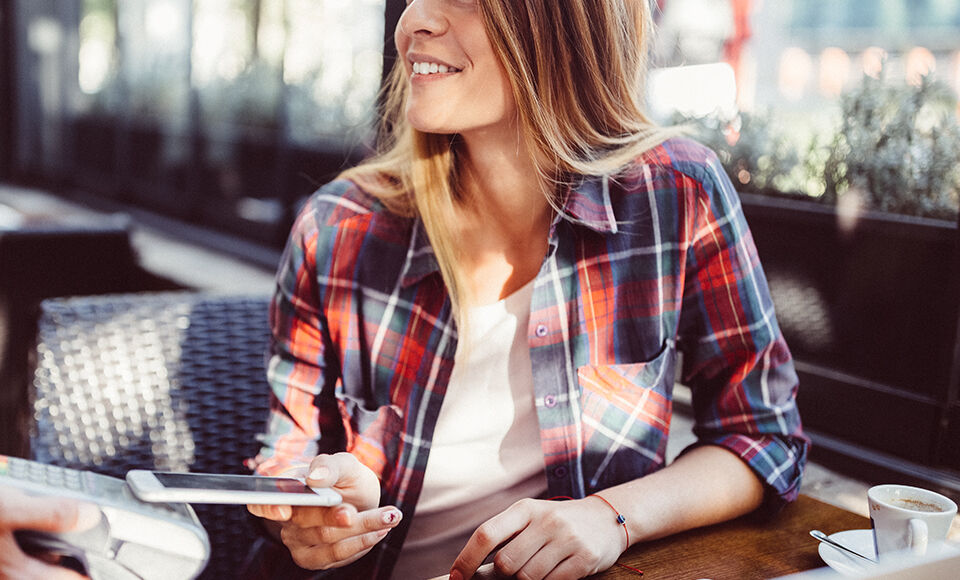jeune femme en terrasse
