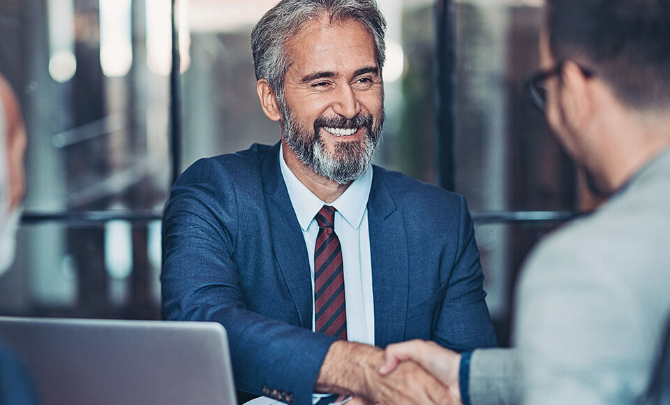 Professionnel masculin serrant la main