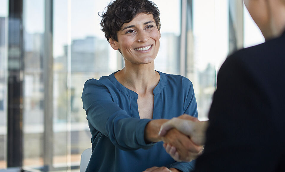 deux personne se serrant la main