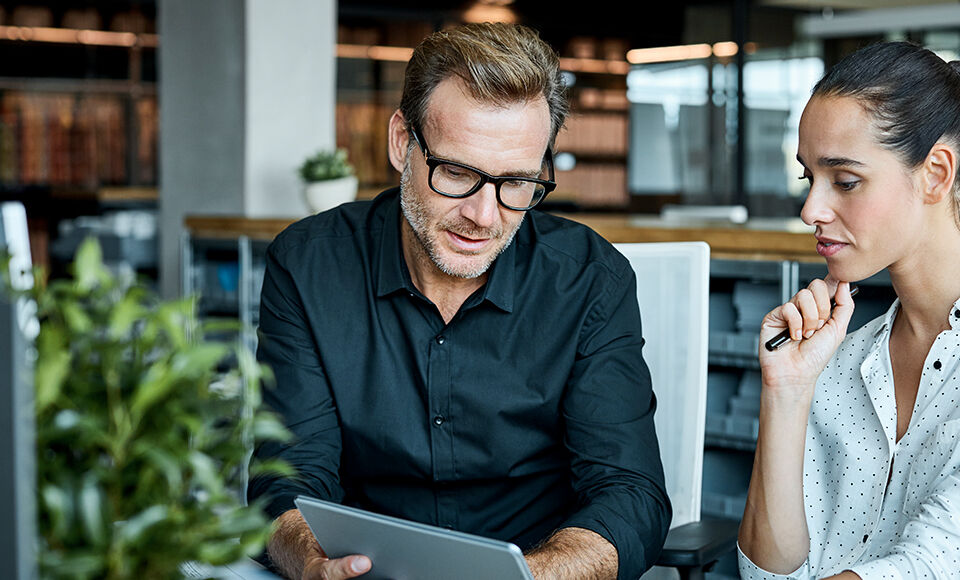 homme consultant sa tablette