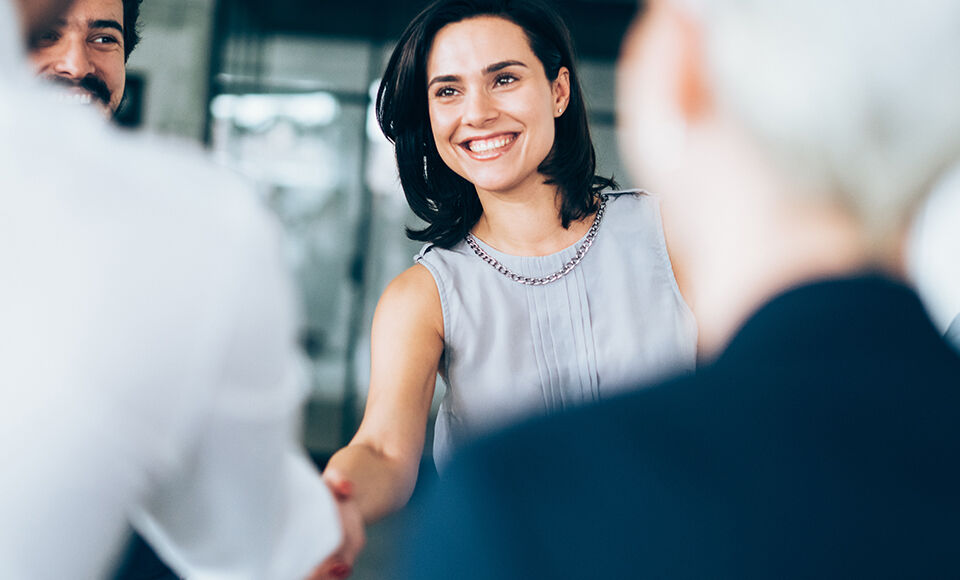 jeune femme serrant la main en entreprise
