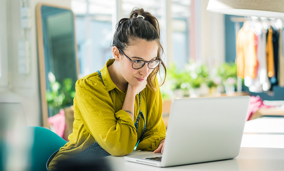 femme travaillant sur son ordinateur en entreprise