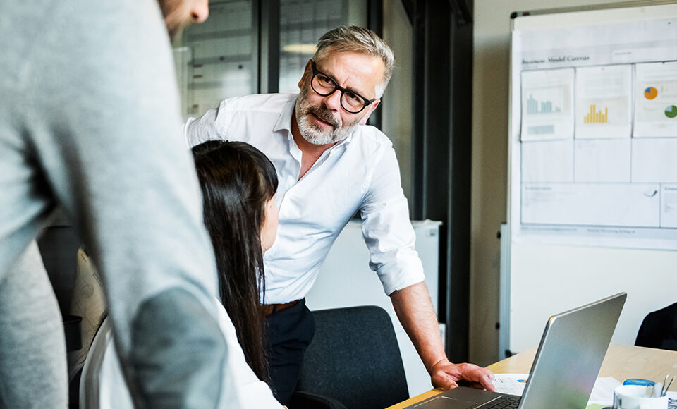 groupe de personne discutant en entreprise