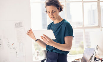 femme travaillant debout sur sa tablette