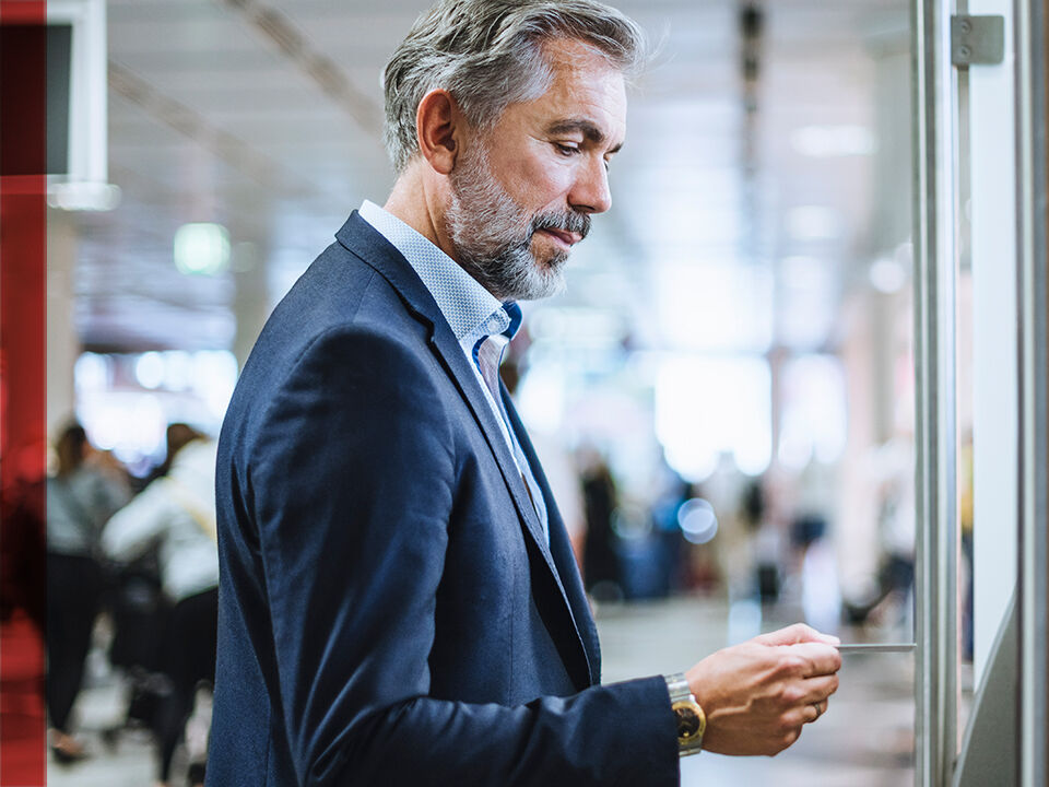 homme consultant son t&eacute;l&eacute;phone