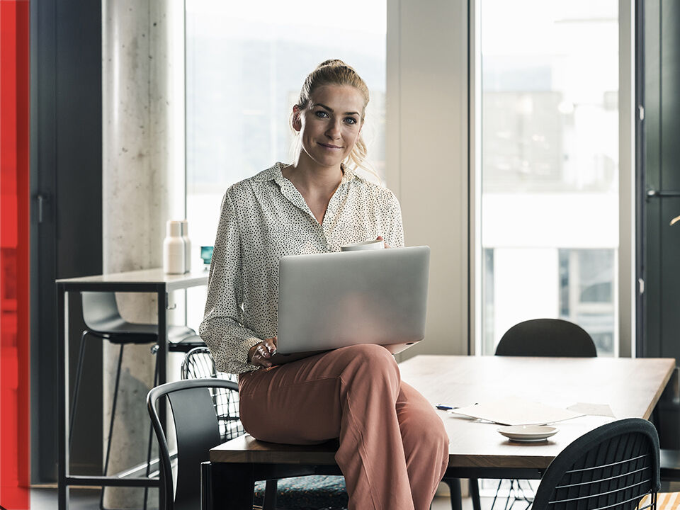 femme sur son ordinateur en entreprise