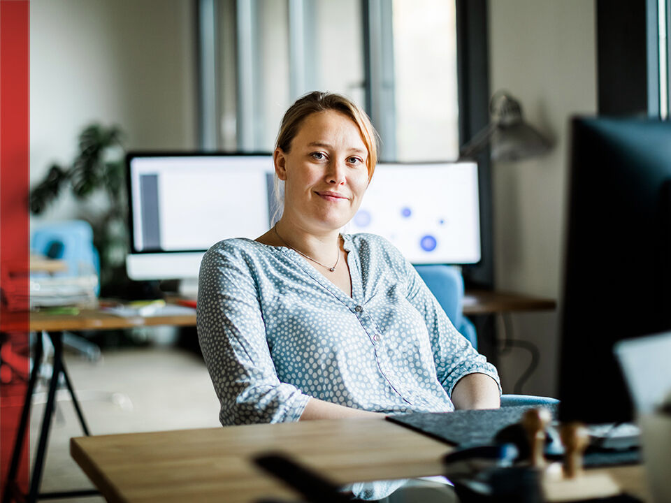 jeune femme à son poste de travail