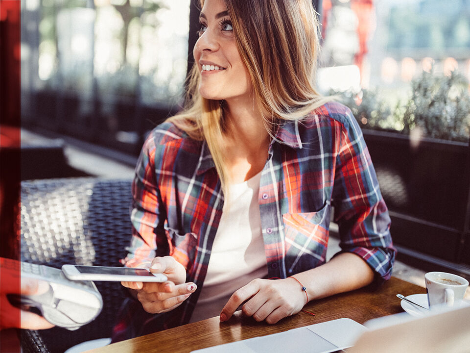 jeune femme en terrasse