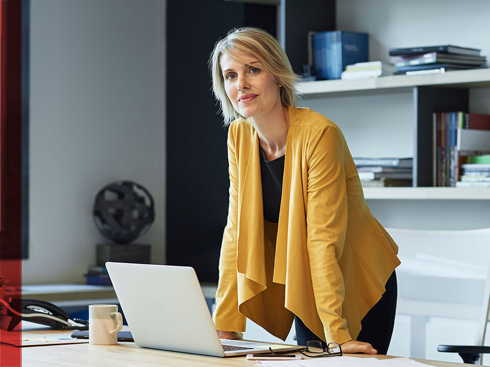 jeune femme debout devant un ordinateur