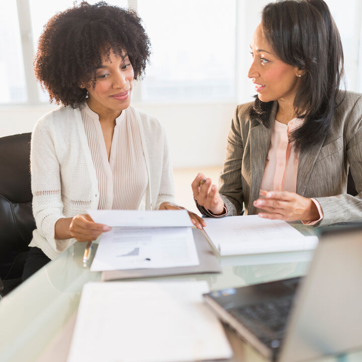 femmes discutant en réunion