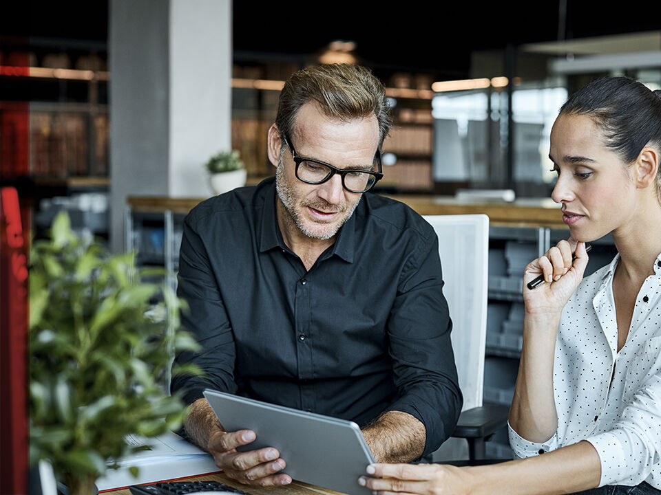 homme consultant sa tablette