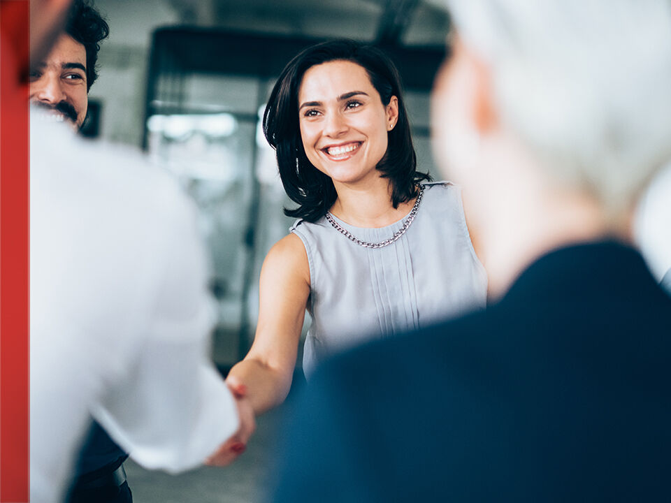 jeune femme serrant la main en entreprise