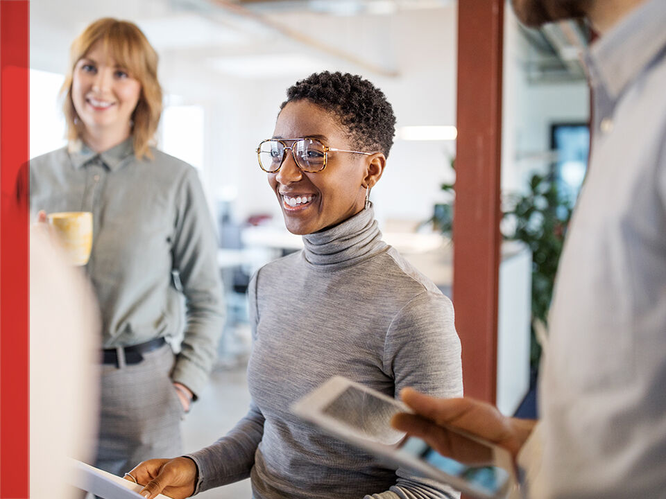 Groupe de personne souriant au bureau