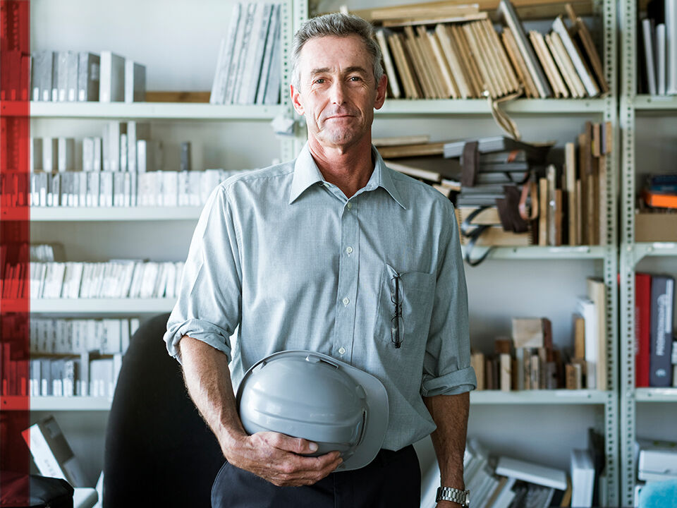 homme en entreprise avec casque