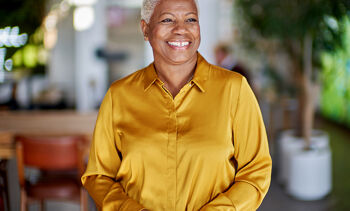 femme professionnelle souriante