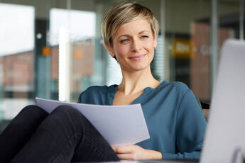 femme consultant son ordinateur et des documents