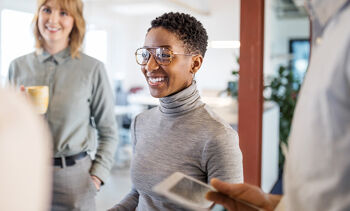 Groupe de personne souriant au bureau