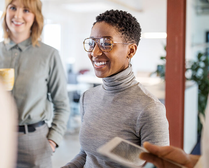 Groupe de personne souriant au bureau