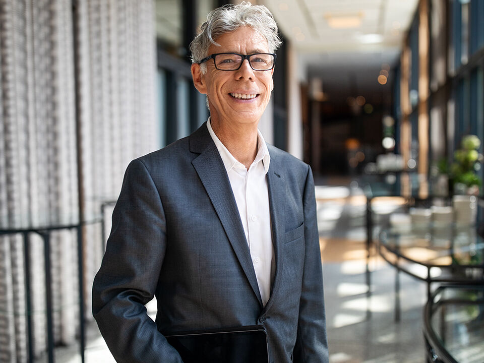 Professionnel masculin souriant en entreprise