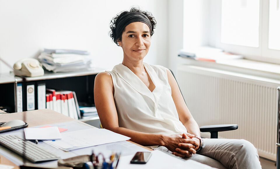 une femme assise à son bureau