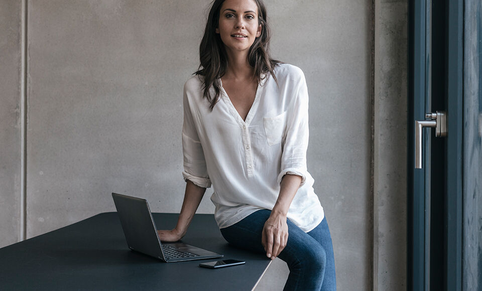 femme en entreprise avec ordinateur
