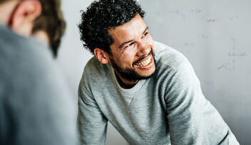 Jeune homme souriant en entreprise