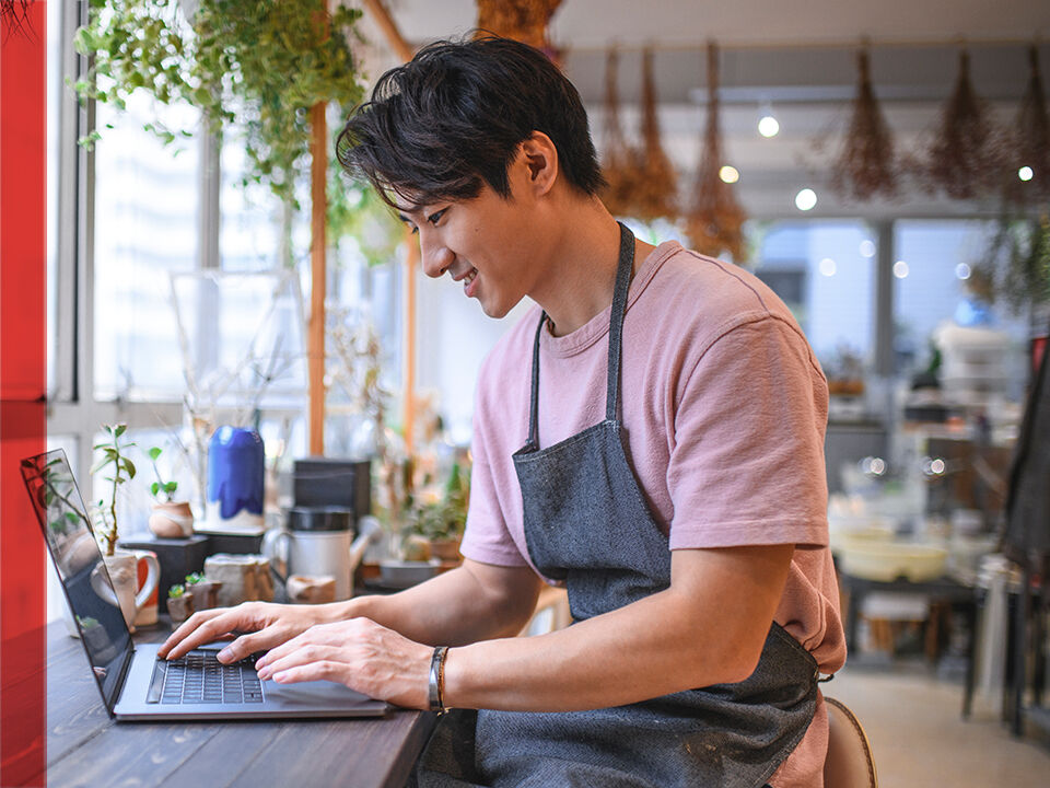 souriant sur son ordinateur