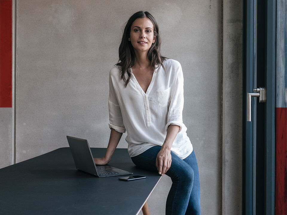 femme en entreprise avec ordinateur