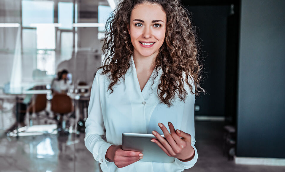 femme en entreprise avec tablette