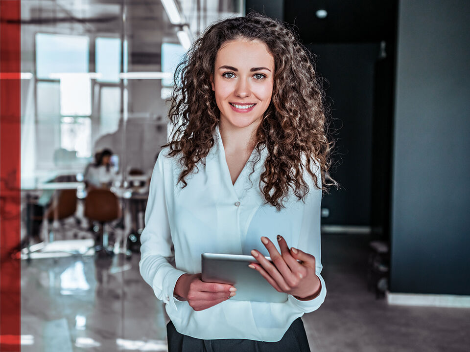 femme en entreprise avec tablette