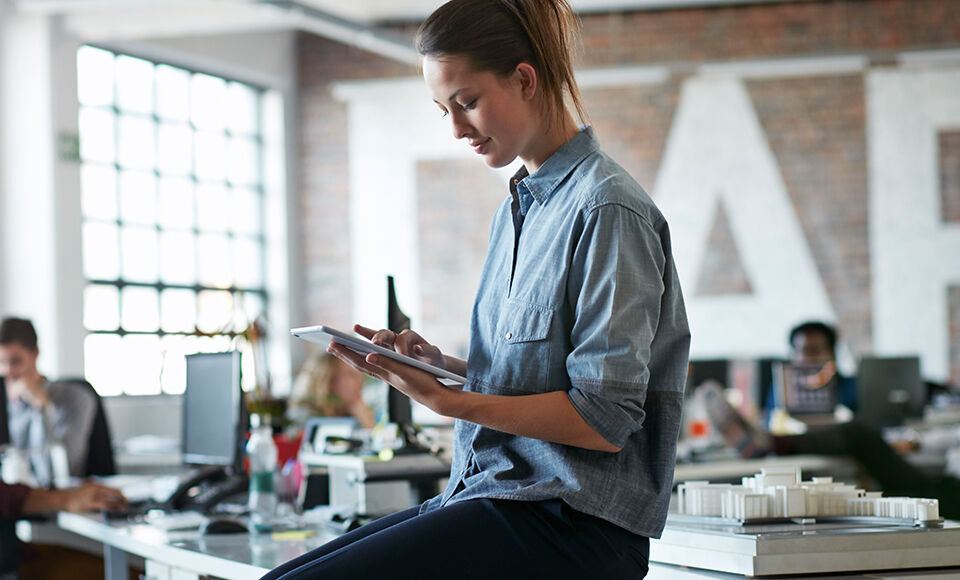 femme sur tablette en entreprise