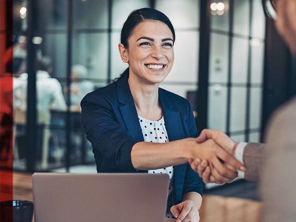 femme serrant la main