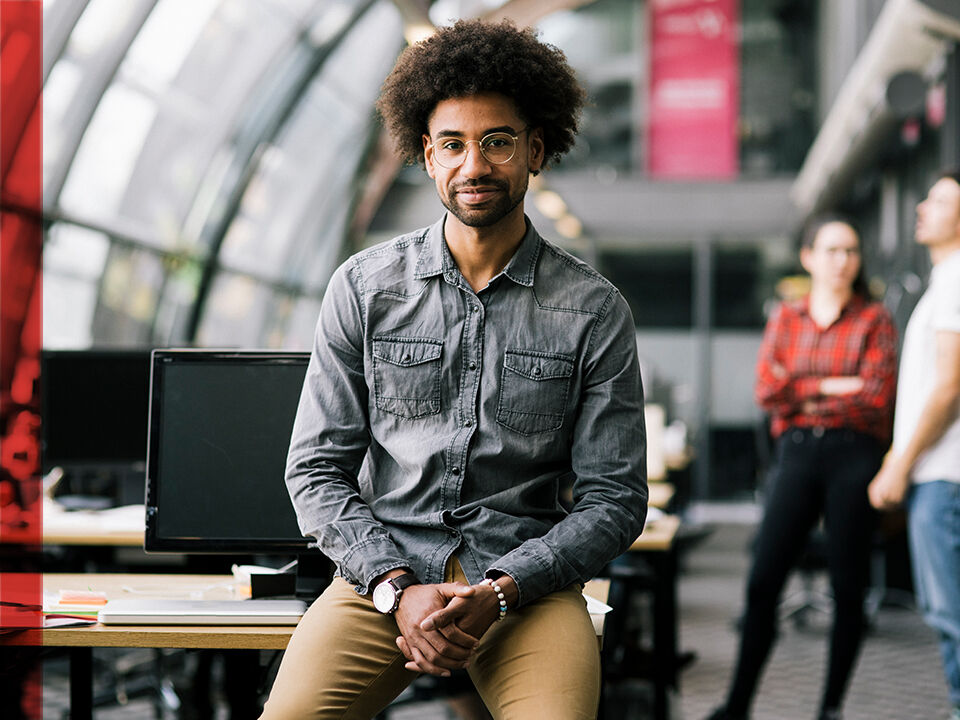 jeun e homme en entreprise